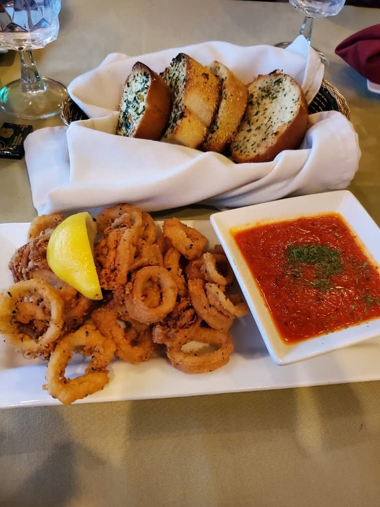 Golden fried calamari with marinara sauce and garlic bread